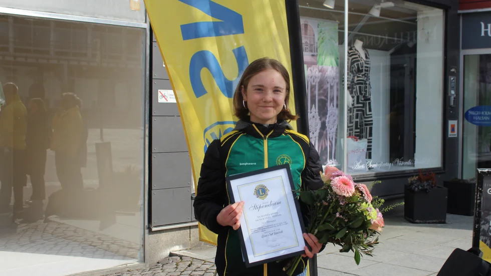 Tuva Östangård belönas med diplom, blommor och ett stipendium på 8 000 kronor av Lions.