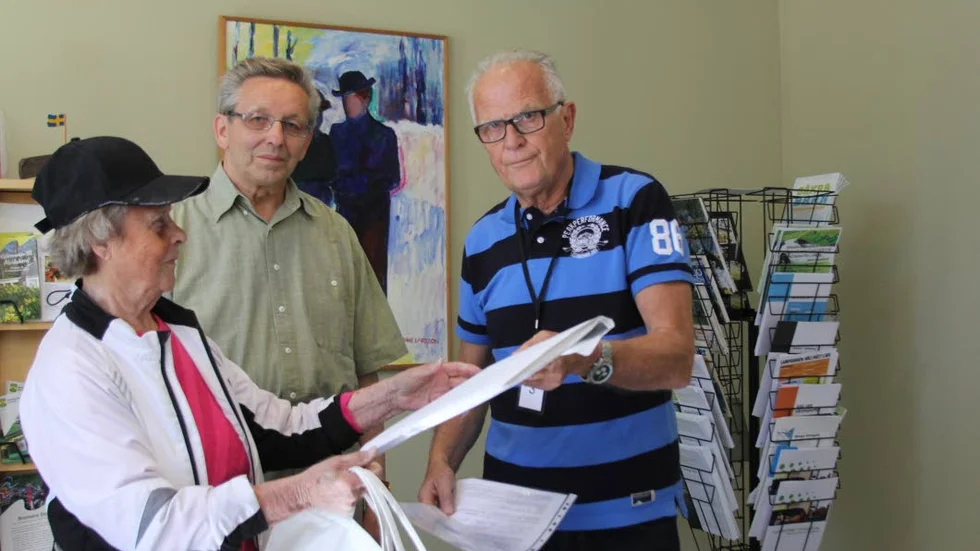 Många underskrifter. Irma Ahlsén och Rune Tessin överlämnar 966 namn för en folkomröstning om bibliotekets placering till fullmäktiges ordförande Lennart Haraldsson (S). "Det pratas överallt om att  folk vill ha kvar biblioteket i centrum", säger Ahlsén.