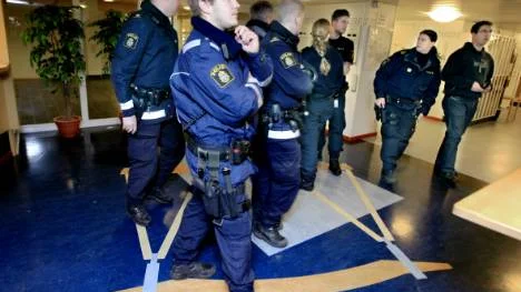 Ett 15-tal poliser kom till rättegången mot den 31-årige Kalixbon som misstänks för att ha slagit en polis blodig. Händelsen utspelades under tumultarta     de former utanför Färjan i somras.FOTO: Pär Bäckström
