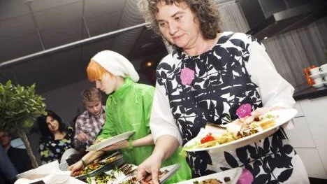 Rostbiff eller kyckling? Ska jag stanna eller åka? För Annika Eriksson (MP) handlade valkvällen om en nervös väntan på en eventuell biljett till riksdagen. FOTO: Maria Ekman