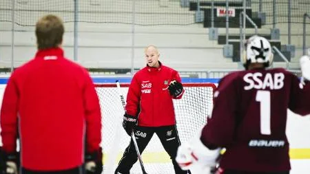 Demontränare. Daniel Henriksson är ansvarig för att göra målvaktsmän av pojkarna i Luleås organisation.