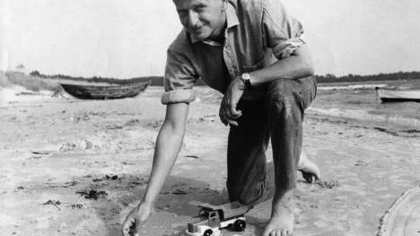 Palme tar emot journalister under sin sommarsemester på Fårö 1967. Han anklagas för att ha brutit en militär avspärrning på Gotland och förklarar situationen med hjälp av barnens leksaksbilar.