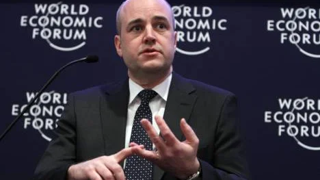 När Fredrik Reinfeldt står och kråmar sig i strålkastljuset i Davos så gör han det med lånta fjädrar. Det är inte jobbskatteavdrag och stupstockar som byggt det moderna Sverige.