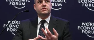 Reinfeldt i lånta fjädrar