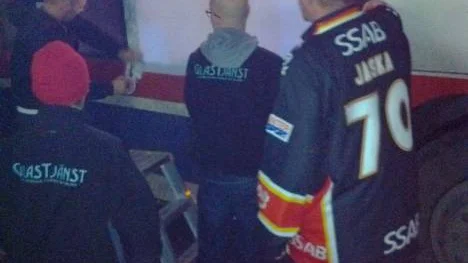 Bussen som Luleåfans färdades med tvingades uppsöka en lokal glasmästare för att få en reservruta insatt.