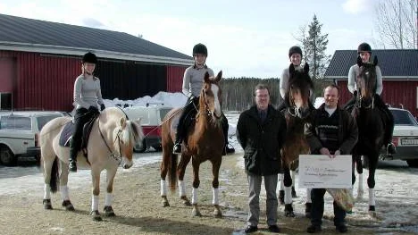 Det var glada miner när det nya ridhuset i Pajala invigdes 2001 av dåvarande kommunalrådet Ove Pekkari och dåvarande ordförande Jan-Erik Lind. Bakom dem: Anna Lind på Salimina, Johanna Fucks på Yxbacka Frej och Frida Lundqvist på Sputnik. Nu är hela verksamheten vid ridhuset hotad.<_Bildtext Fotobyline>FOTO: Sara Forslund</_Bildtext Fotobyline>