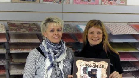 Agneta Norman, Studiefrämjandet, och hemvändaren Sara Turtola har inlett ett samarbete för att introducera scrapbooking i Gällivare. FOTO: John Filipsson