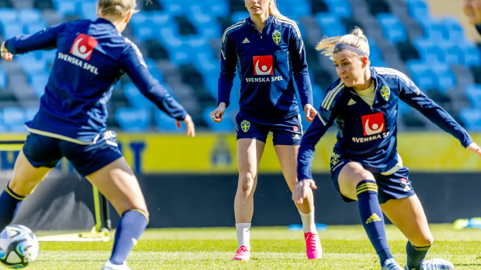 Kosovare Asllani och Oliva Schough på måndagens landslagsträning.
