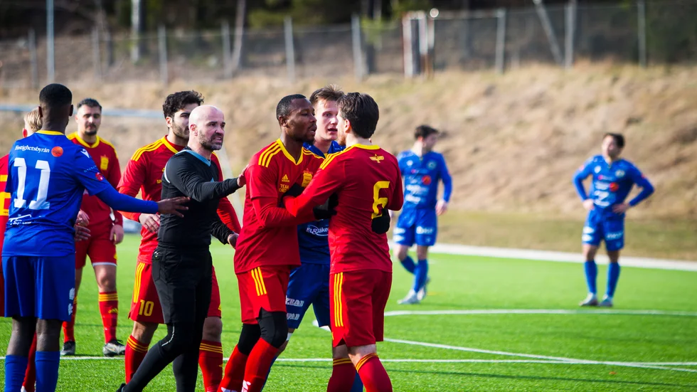 Tumult uppstod när VFC Katrineholm mötte Syrianska Eskilstuna IF. En spelare sade sig blivit spottad på, varpå han hotade en VFC-spelare.