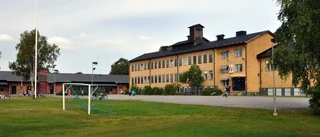 Vapenman vid skola – barnen låstes in