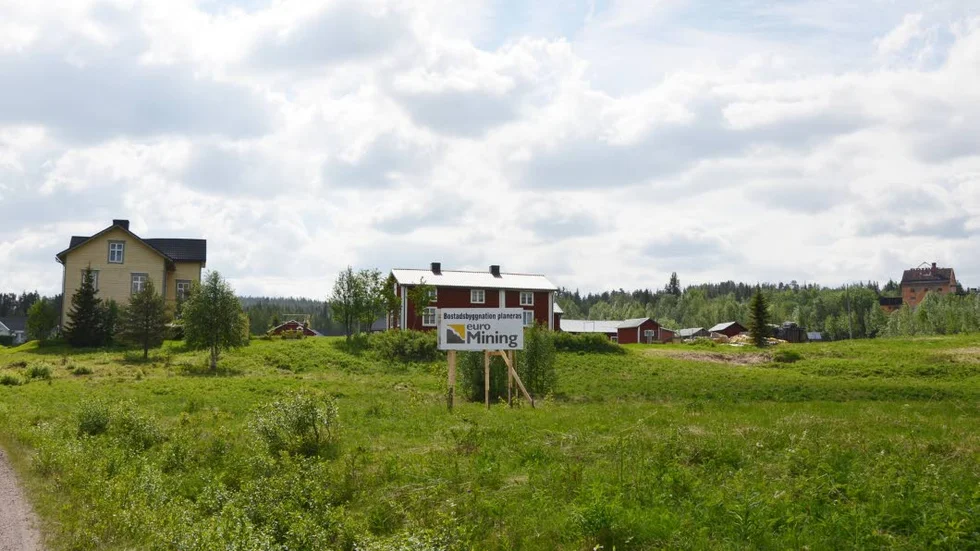 Skjuts upp. Förhoppningen var att bygget skulle startats under våren efter många om och men. Men nu får Bryggeribacken i Gällivare skjutas upp ytterligare på grund av de osäkra tiderna på gruvmarknaden.