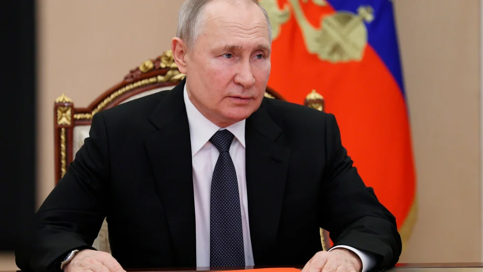 Rysslands president Vladimir Putin har skrivit under en lag som gör det nästintill omöjligt för ryska medborgare att ignorera inkallelser till militärtjänstgöring.