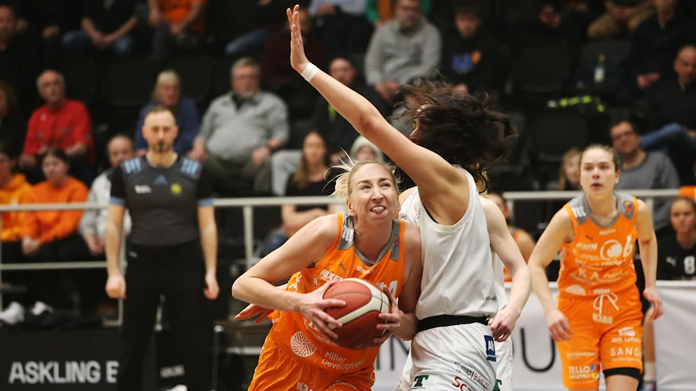 Sofia Pelander gjorde något riktigt oväntat, men det hjälpte inte Dolphins som nu får åka till Södertälje för en avgörande match.