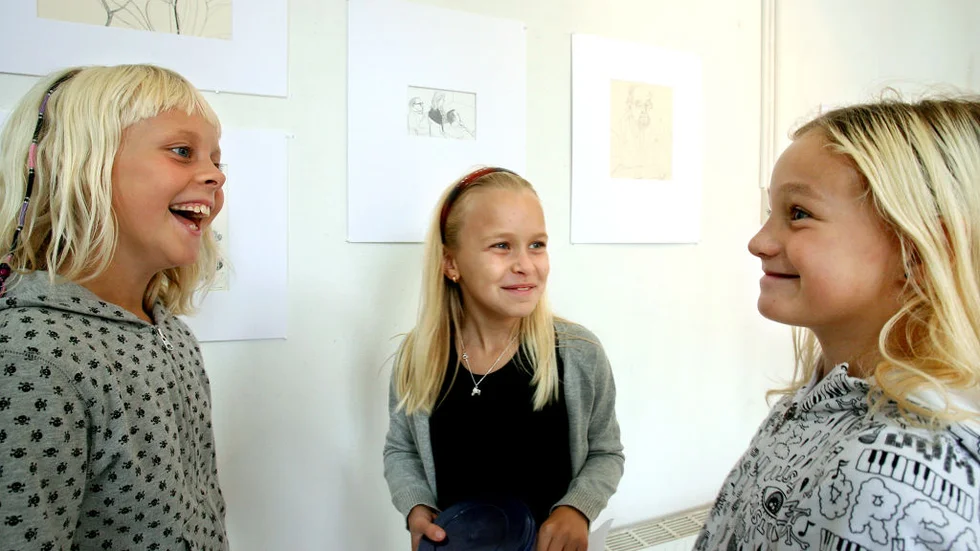 Ingrid Bengtsson, Lisa Holmstedt och Ida Sundström gillade att titta på teckningar.BILD: ÅKE KARLSSON