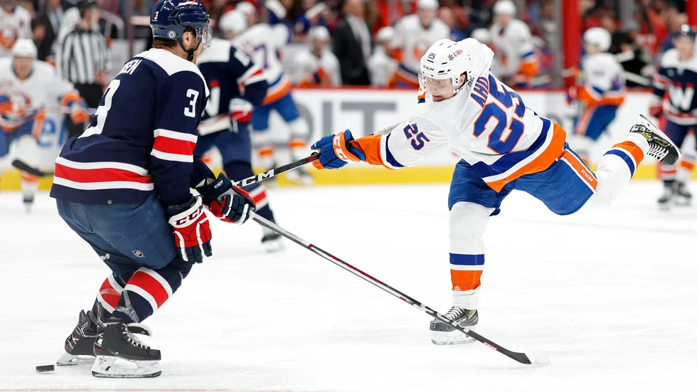 Sebastian Aho, i vit tröja, och hans New York Islanders är klara för slutspel då alla resultat föll lagets väg.