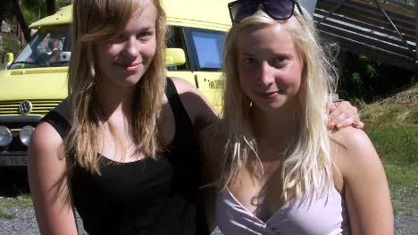 Amanda Holmgren till vänster och Sara Rensgard, två av tjejerna som svarade för en hjälteinsats.