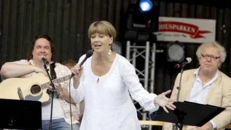Lill Lindfors pratsjungande bossastil imponerar inte på NSD:s recensent som ändå var nöjd med kvällen som helhet.