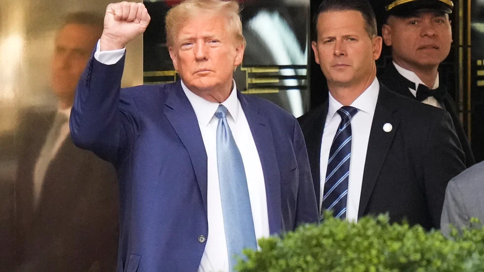 USA:s tidigare president Donald Trump lämnar Trump Tower i New York för att frågas ut på torsdagen.