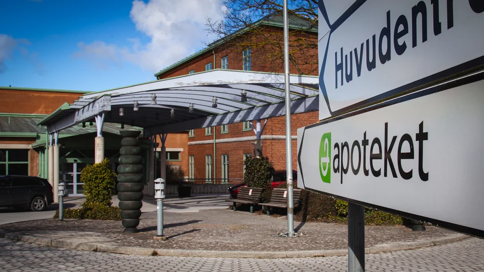 Huvudmannaskapet för sjukvården borde vara statligt, tycker skribenterna.