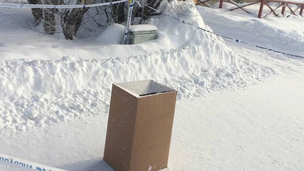 LÅDA. En låda finns placerad innanför avspärrningen i Harads.