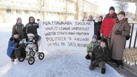 Några av de boende i och runt omkring Nattavaara samlades till en demonstration utanför kommunhuset i Gällivare när skolfrågan behandlades i fullmäktige i mars. FOTO: Hans L. Olofsson
