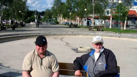Peter Johansson och Kjell Åberg, Gällivare söker svalka och frågar sig varför inte fontänerna i samhället är igång. FOTO: John Filipsson