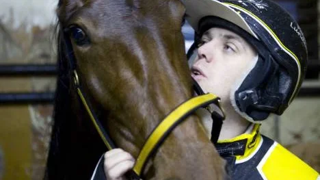 Petter Lundberg vann dubbla segrar på Peabtravet och är på väg mot ett nyt championat.