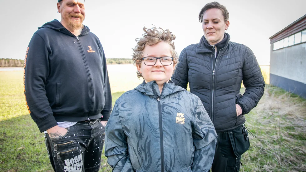 9-årige Nilo Sorgenfrei lider av sjukdomen eosinofil astma, vilket gjort att han vid sex tillfällen fått så svårt att syresätta kroppen att han sövts ner och placerats i respirator. På bilden flankeras Nilo av pappa Tommy och mamma Anna. 