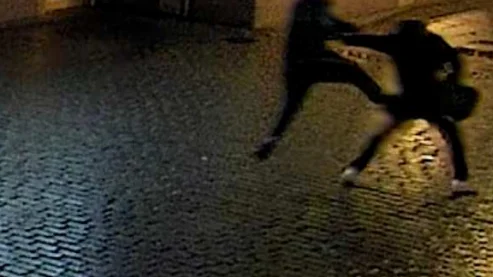 Två män har åtalats för att ha misshandlat en man på Ågatan. Bevisningen bygger på övervakningsfilmer. (Bilden är hämtad ur förundersökningen.) 