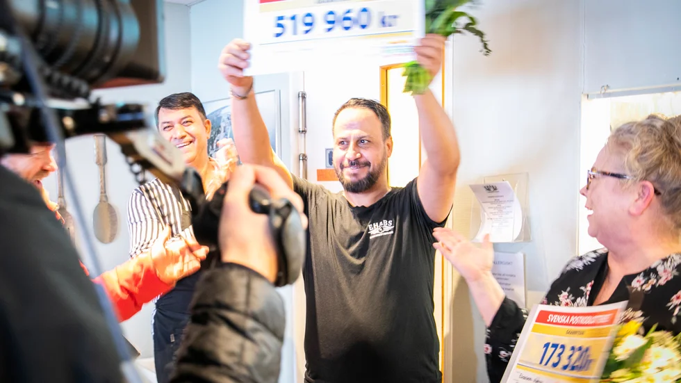 Mahmoud El Mahmoud och Elisabeth Nikkola bor på det postnummer i Visby som är med och delar på miljonerna i Postkodlotteriets Grannyra den 13 april. Redan nu står det klart att de vinner nära 700 000 sammanlagt, men paret har chans att bli miljonärer nästa vecka.
