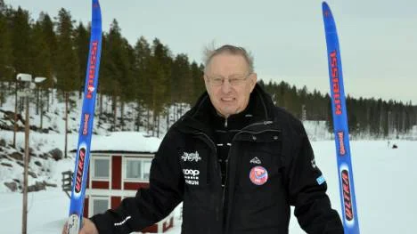 Lars Degselius i sitt rätta element. Pagla skidstadion i bakgrunden. Här har Bodens Skidklubb numera sin verksamhet sedan man flyttade från Svartbjörnsbyn för några år sedan.