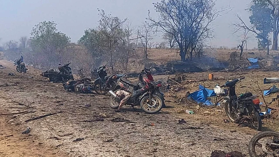 Utbrända motorcyklar och bråte efter tisdagens attack. Bilden kommer från aktivistgruppen Kyunhla.