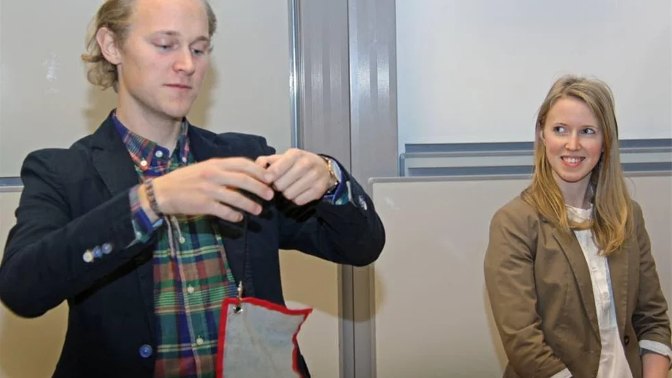 Hannes Arnkvist och Sara Malmström visar upp vinnarkonceptet: En trasa.