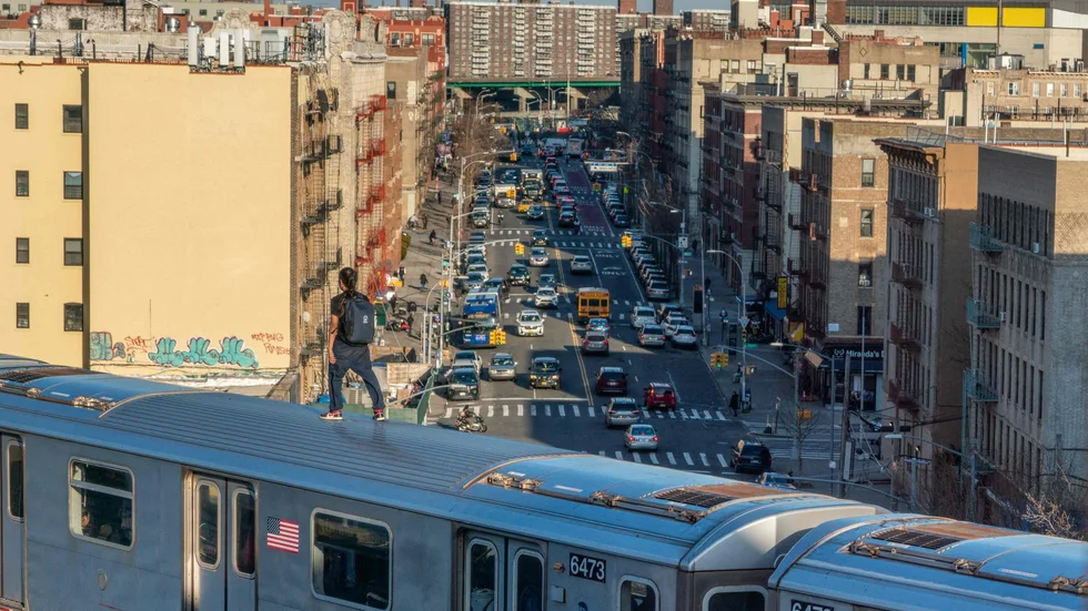 En person "surfar"på ett tunnelbanetåg i New York den 16 mars i år.
