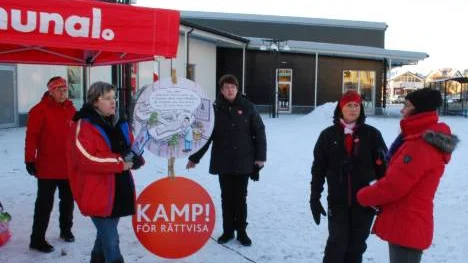 Det var kallt i snålblåsten men parollerna värmer. Vid manifestationen deltog enbart kvinnor, Gudrun Dickman tvåa fr v. FOTO: NILS SJÖSTEDT