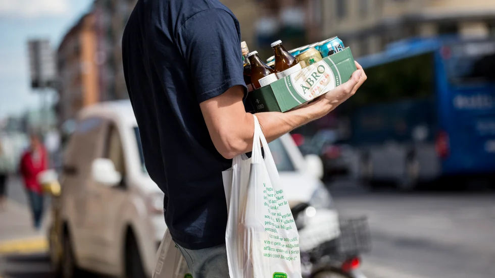 "Varför ska vi göra det lättare för våra barn och unga vuxna att få tag på alkohol?", undrar insändarskribenten, som inte ser några fördelar i att sänka åldersgränsen för att handla på Systembolaget.