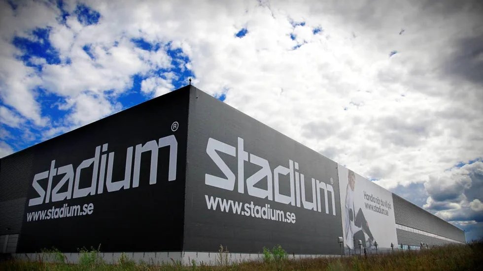 Samtliga på Stadiums lager har blivit uppsagda när är sportkedjan har bytt entreprenör. Man har blivit uppmanade att söka om sina jobb.