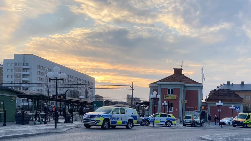 Flera polispatruller och ambulans fanns på plats.