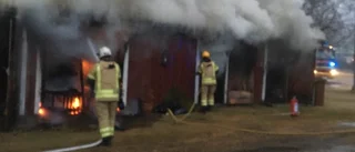 Svårsläckt brand i uthus