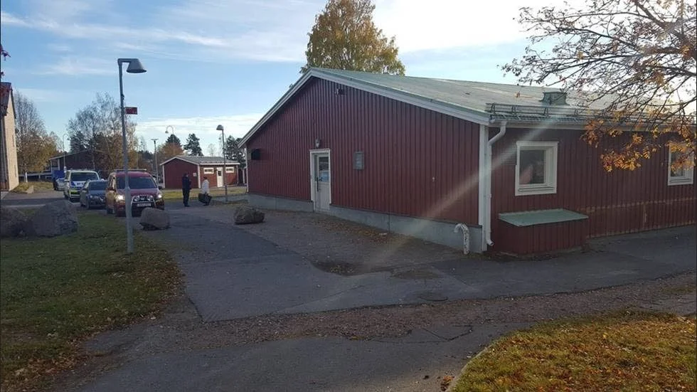 Polis och räddningstjänst åkte till platsen efter att ett skott skutits av i en tvättmaskin.
