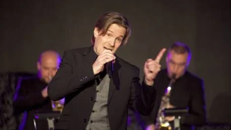 Magnus Bäcklund tillsammans med Östgötabandet besökte Finspång. Pelle Anelid, Hans Åkesson,  Lars Sehlstedt, Björn Andersson, Niklas Hakegård, Mats Bergström, och Olle Bohm svängde loss i Kulturhuset på torsdagskvällen.
- Det är kul att få åka runt och spela på hemmaplan, säger Magnus Bäcklund.