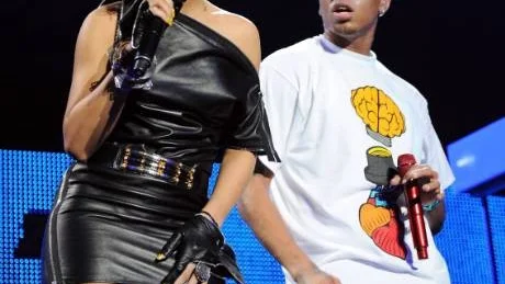 Rihanna på scenen tillsammans med Chris Brown. Foto: Scanpix