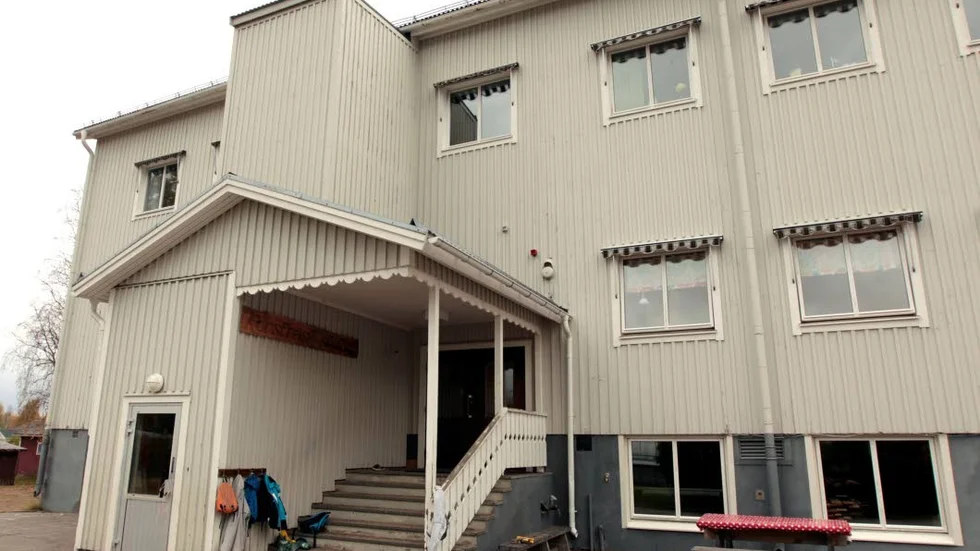 Korsträsk skola och förskola är två av skolorna som har inspekterats. Slitna ytor och kylig ventilation var två av avvikelserna som upptäcktes.