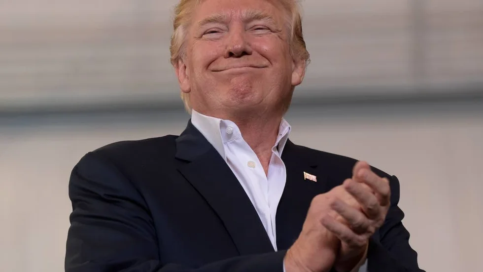 Överensstämmer.  President Trumps beskrivning av journalister ligger helt i linje med de högerextrema analyserna av medierna.