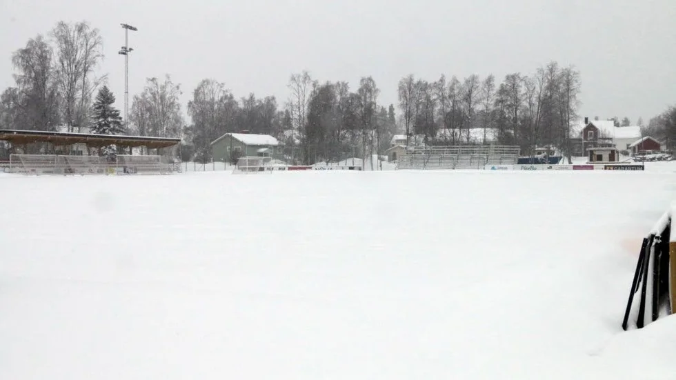 SNÖ. Det är mycket snö på LF Arena och frågan är om det blir spel på planen på måndag som tänkt?