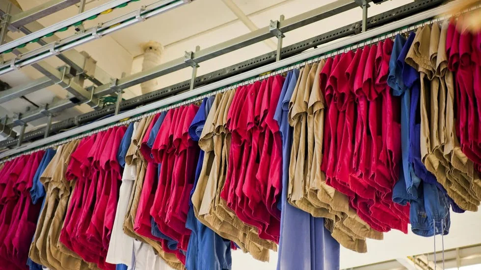 Färgval. Så här ser arbetskläder från Textilia ut, personalen vid Piteå kommun får bland annat välja mellan en rosa, grön eller blå blus.