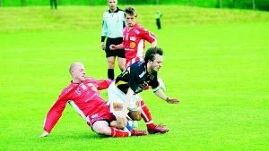 Marcus Johnsson får känna på en gammal hederlig (nåja) bensax från en LFF-spelare. Östgötaderbyt slutade oavgjort. Foto: Andreas Skogh