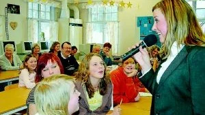 Maria Olofsson, programledare och solist i Musiktipset, pratar med tjejerna från vänster Linda Svensson, Cecilia Karlsson och Julia Hagstedt vid årets Musiktips i Ljusfallshammar. Foto: Malin Perk