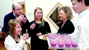 Kocken Ingemar Eberstål bjuder Hanna Karlsson, tandvårdsdirektören Raimo Pälvärinne, Josefin Olofsson, dietisten Anette Öhrn Liberg på blåbärs- och hallonsmoothies gjorda på yoghurt.  Foto: Janne Forsby