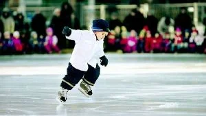 Det finns en hel del att göra för barn- och ungdomar under sportlovet. Inte minst skridskoåkning. Foto: Malin Hoelstad/Scanpix